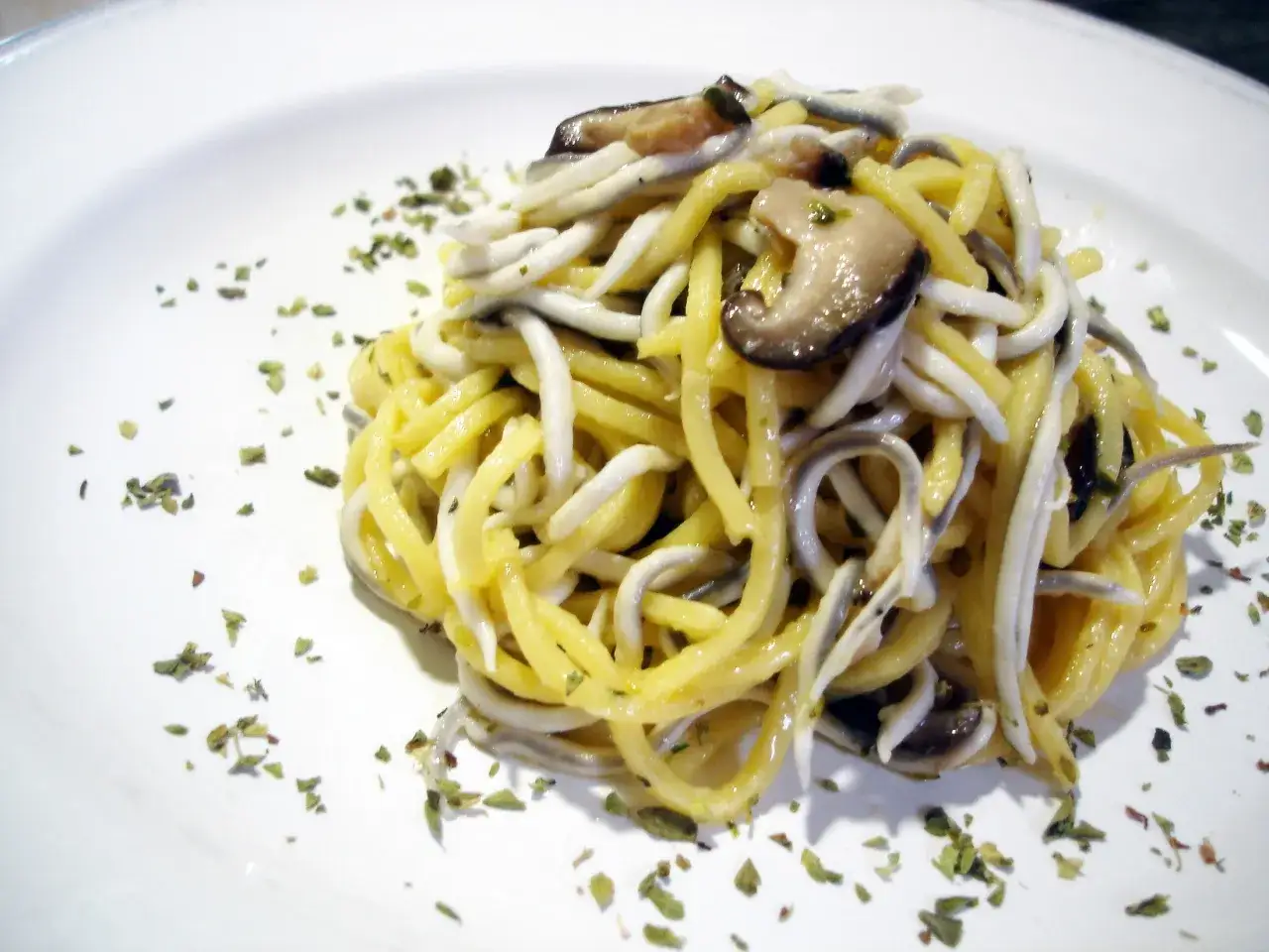 Espaguetis con gulas y champiñones, un plato delicioso y fácil de preparar.