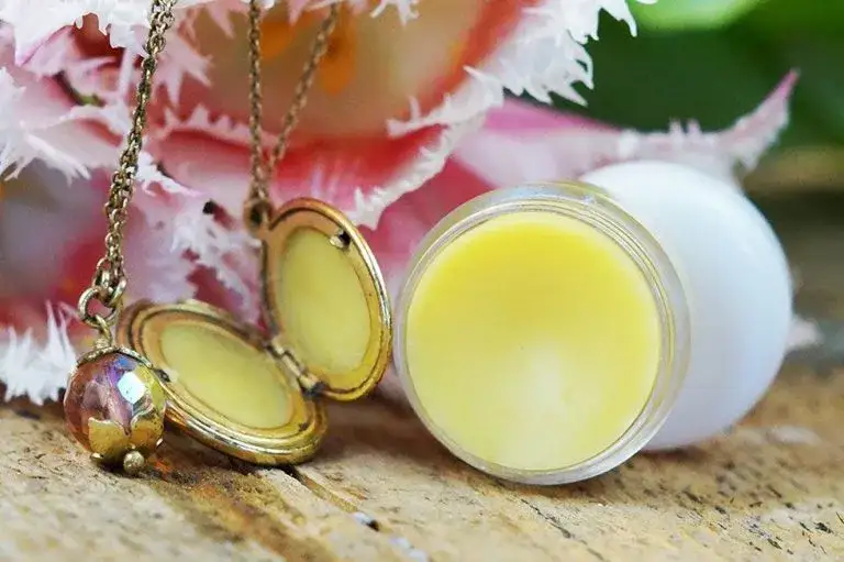 zutaten für festes parfum diy bienenwachs jojobaöl ätherische öle