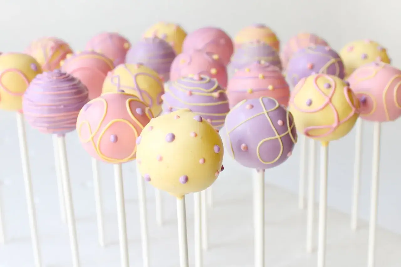 En samling f&auml;rgglada cake pops i pastellf&auml;rger, dekorerade med m&ouml;nster och prickar. Perfekta f&ouml;r ett festligt kalas!