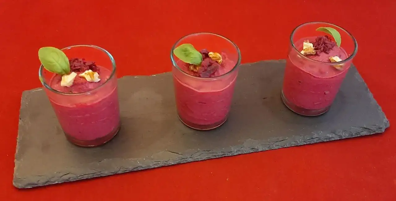 Verrines betteraves boursin vinaigre balsamique miel, garnies de noix et basilic. Un d&eacute;lice visuel et gustatif.