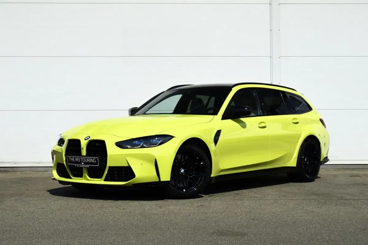 Żółte BMW M3 Touring z czarnymi felgami i dachem. Sprawdź aktualną bmw m3 cena i dostępne konfiguracje.
