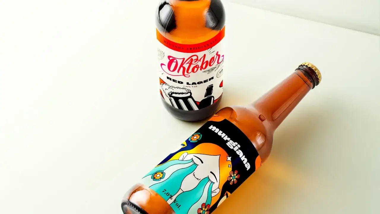 Due bottiglie di birra artigianale, una con etichetta 