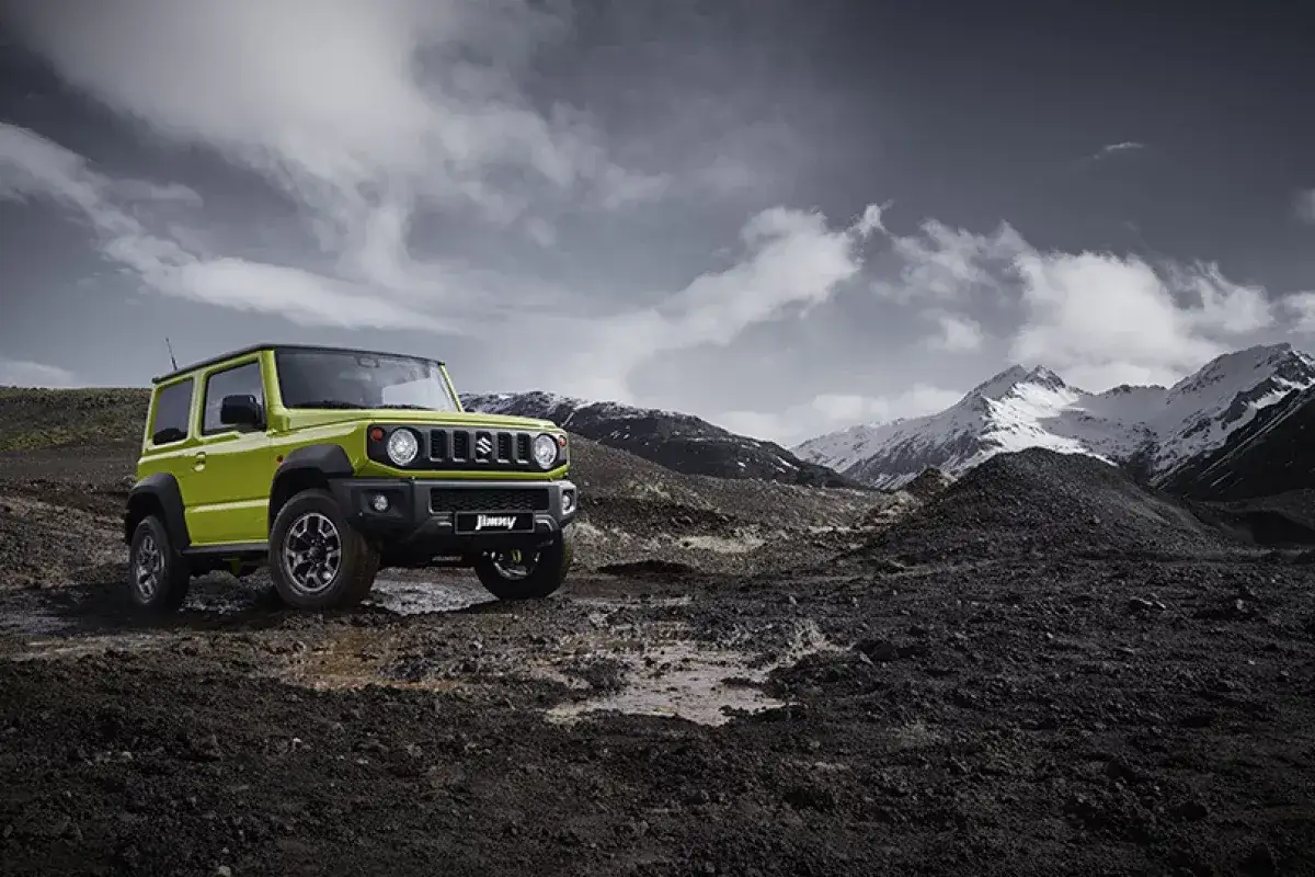 Zielony Suzuki Jimny 2026 gotowy na przygodę w surowym, górskim krajobrazie.