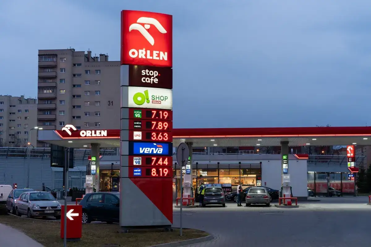 Ceny paliw na Orlenie: 95 za 7.19, Diesel za 7.89, LPG za 3.63. Zastanawiasz się, ile zarabia się na stacji benzynowej?