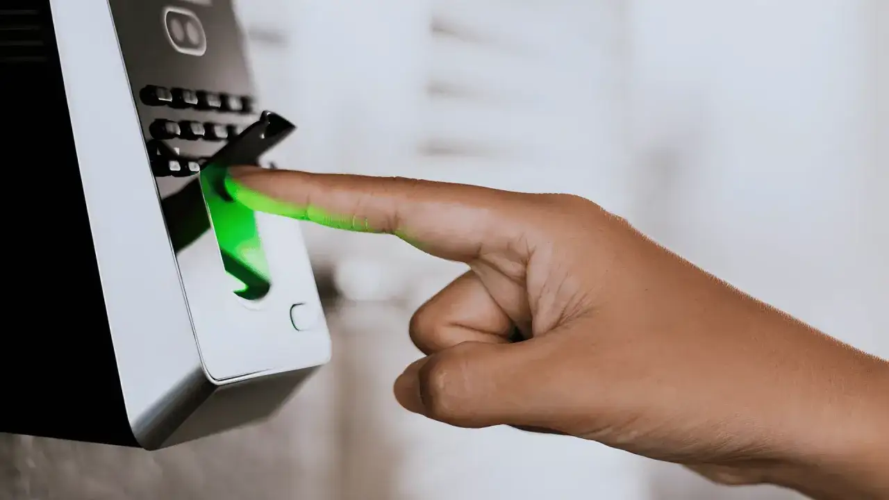 Fingerabdruck-Scanner erfasst biometrische Daten für sicheren Zugang.