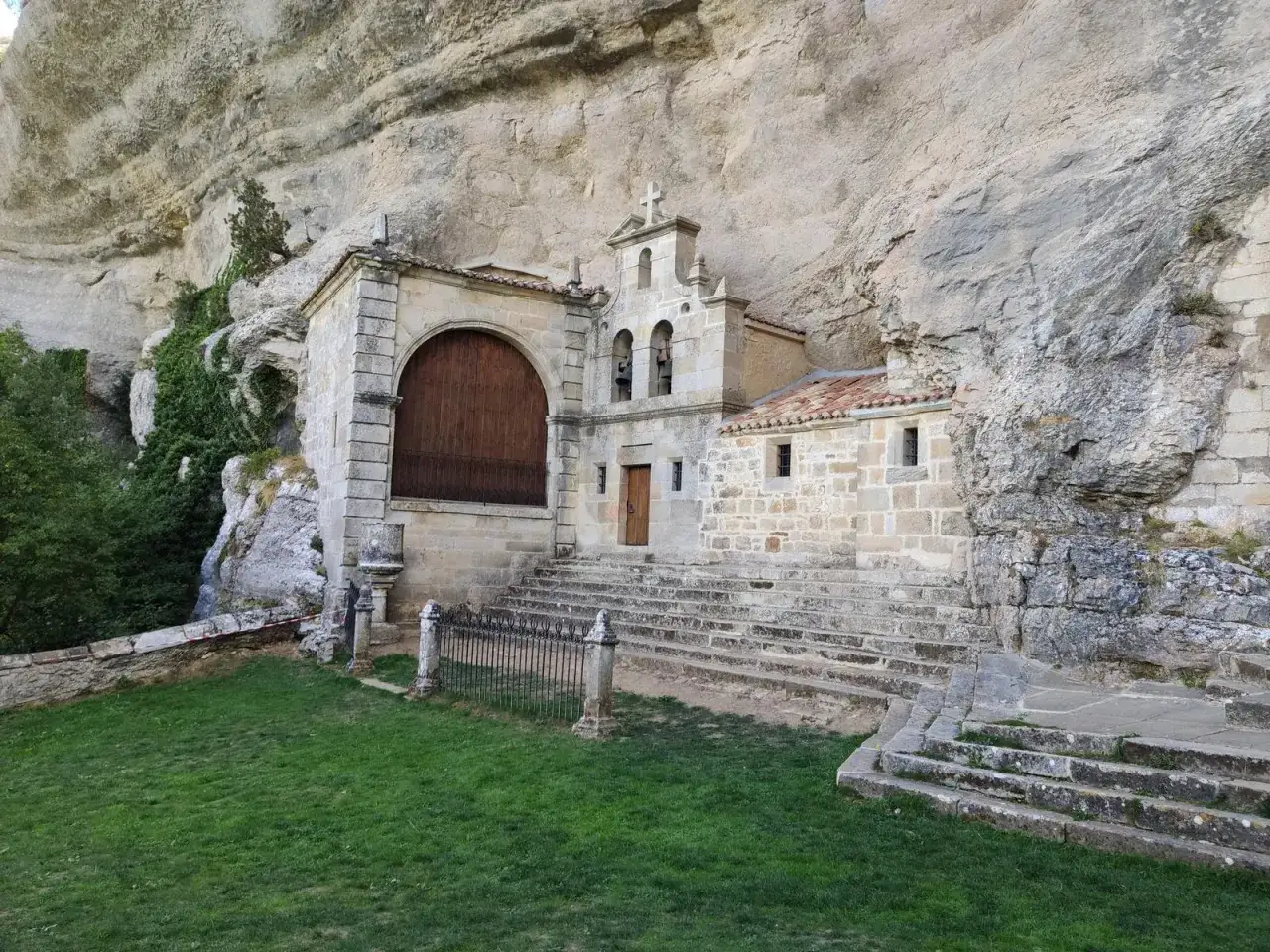 Ermita de San Pedro de la Roza, un tesoro en la roca. Fotos de ojo Guare&ntilde;a.