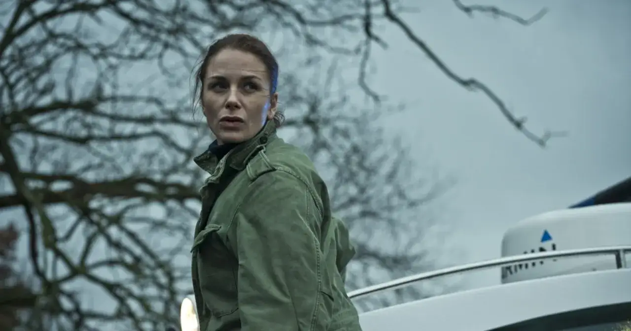 Katarzyna Wajda w zielonej kurtce, wpatrzona w dal. Czy to scena z jej filmów, seriali i programów?