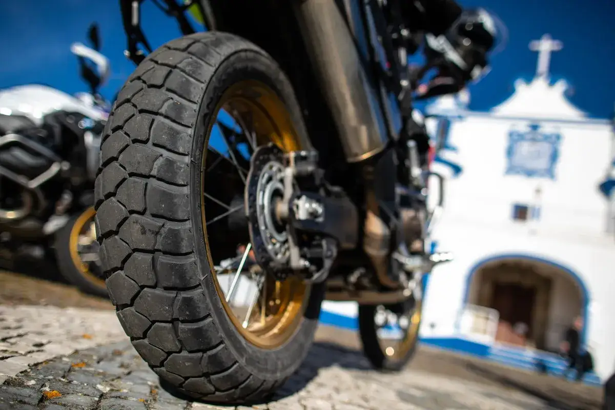 Detalle de neumático Michelin Anakee Adventure, ideal para explorar caminos. Opiniones positivas sobre su agarre.