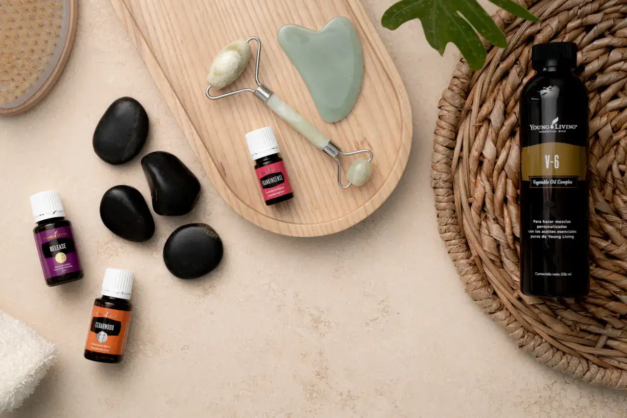 Relaksacyjny zestaw z najlepszymi olejkami eterycznymi: Release, Frankincense, Cedarwood, kamienie do masażu i wałek jadeitowy.
