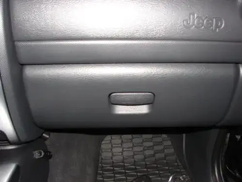 Jeep Cherokee KJ demontaż schowka pasażera
