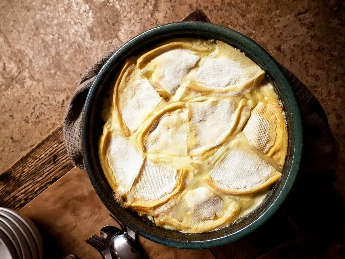 Un plat gratiné, parfait pour une recette savoyarde réconfortante. Des morceaux de fromage fondent dans une sauce crémeuse.
