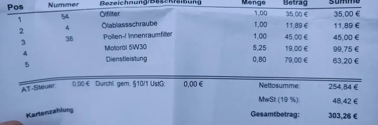 Kostenaufstellung für BMW 3er Service: Ölfilter, Motoröl und Dienstleistung. Gesamtbetrag 303,26 €.