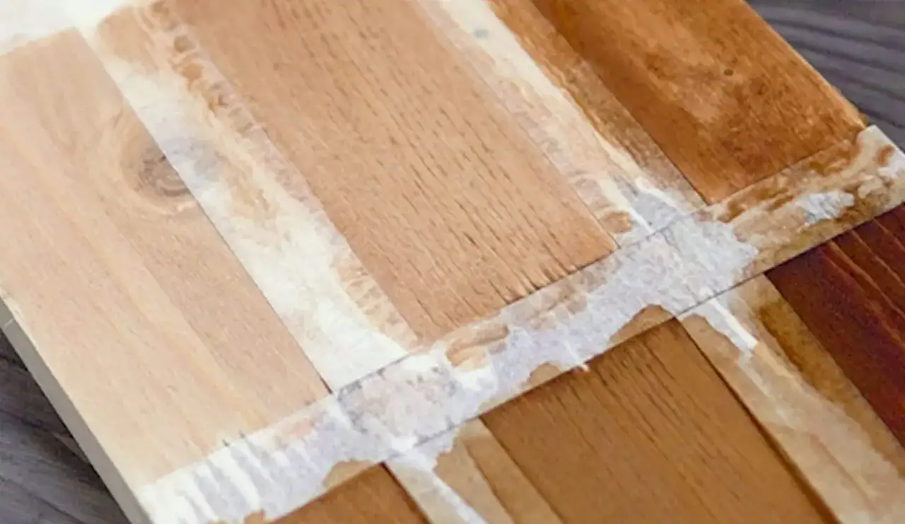 Campioni di legno con diverse tonalit&agrave;, da chiaro a scuro, per mostrare come colorare il legno in modo naturale.