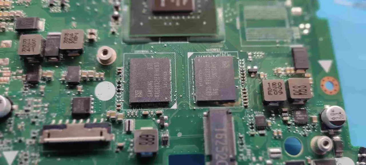 Układ Samsung K4G80325FB-HC03, jeden z elementów VRAM, na zielonej płycie głównej.