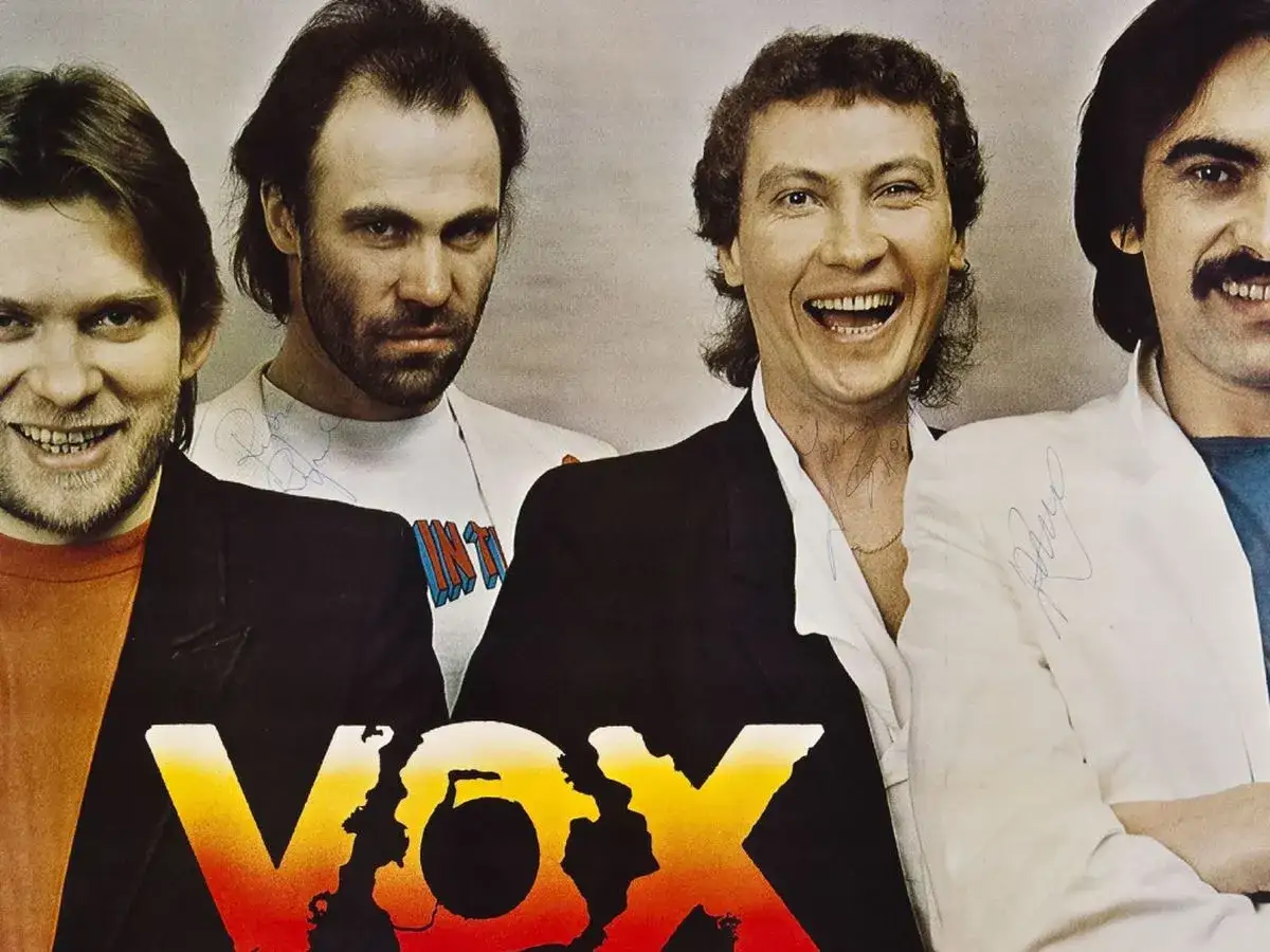 Czterech mężczyzn z zespołu VOX, którzy śpiewali bananowy song.