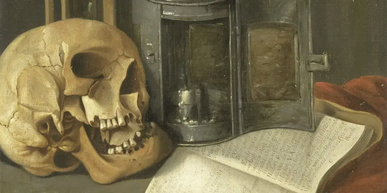 Martwa natura vanitas: czaszka, otwarta księga z tekstem, świeca w metalowej latarni i czerwona tkanina.