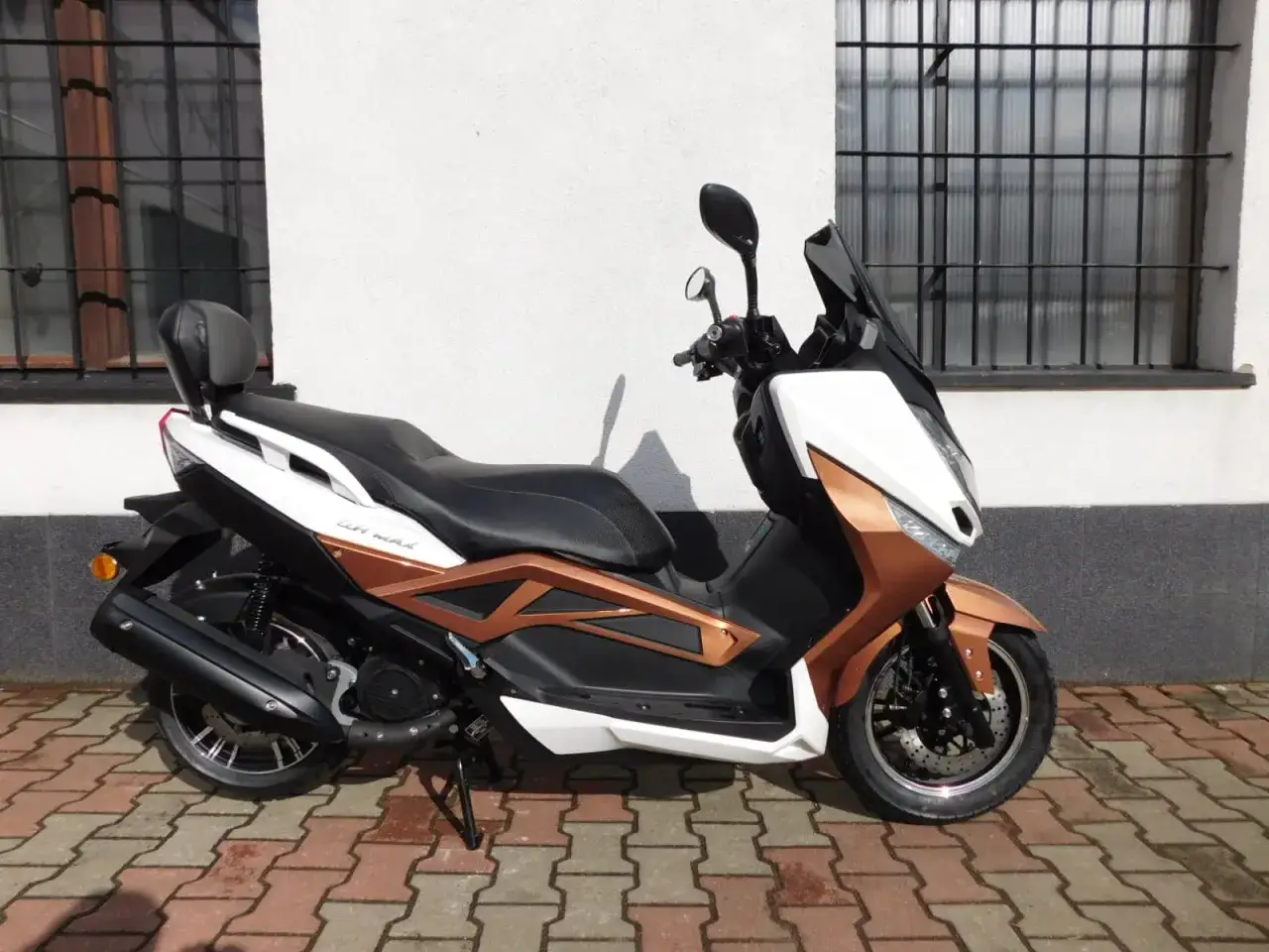 Nowy skuter Zipp QR Max 125 w kolorze miedziano-białym, gotowy na miejskie przygody.