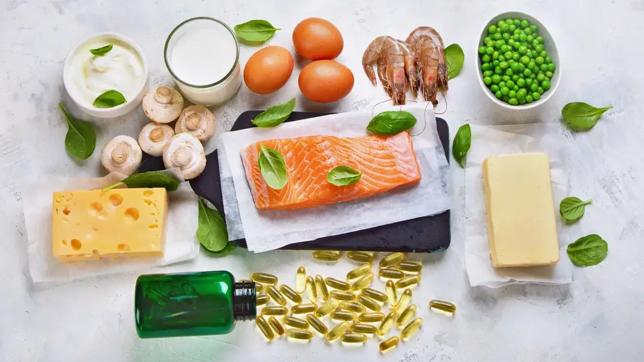 Lebensmittel wie Lachs, Eier, Pilze und Butter, sowie Kapseln – alles, was man für Vitamin D braucht. Wann einnehmen? Am besten zu einer Mahlzeit.