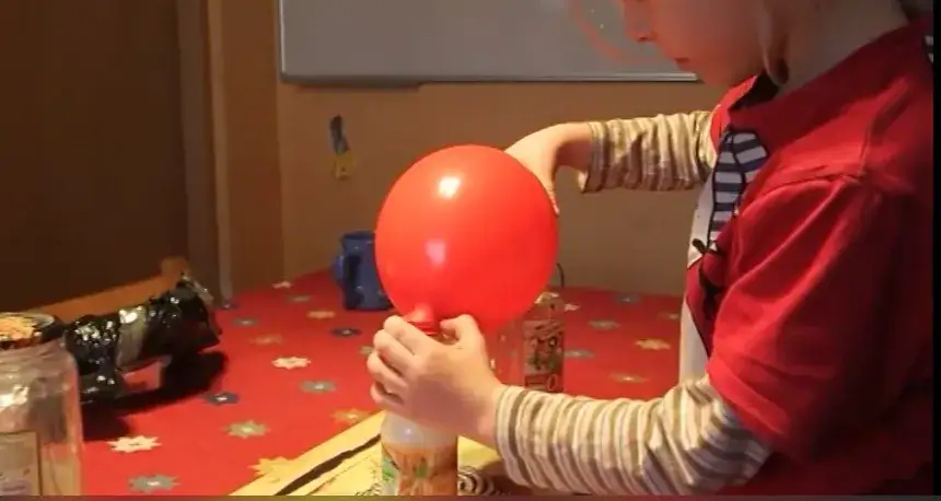 samopompujący się balon soda ocet