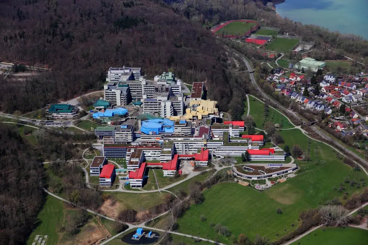 Luftaufnahme des Campus der Universit&auml;t Konstanz. Hier l&auml;sst es sich gut studieren in Konstanz, mit Blick auf den Bodensee und die umliegende Natur.