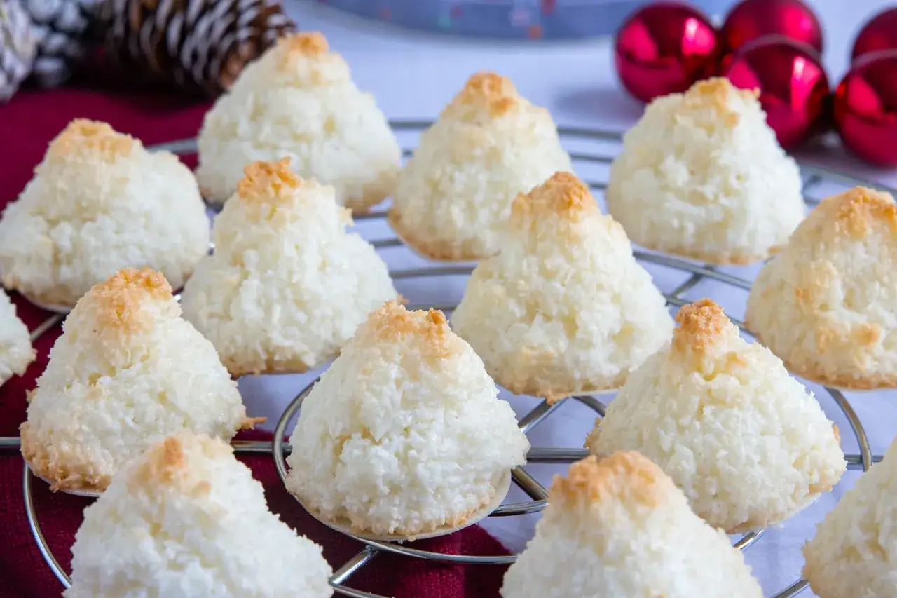 Saftige Kokosmakronen, perfekt für Ihr nächstes kokosmakronen rezept saftig. Goldbraun gebacken und bereit zum Genießen.