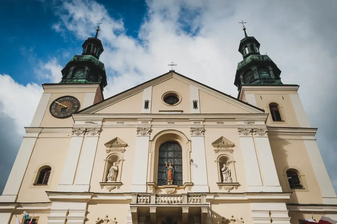 Bazylika w Kalwarii Zebrzydowskiej: zobacz fasadę z wieżami, zegarem i rzeźbami. Warto zwiedzić to miejsce!