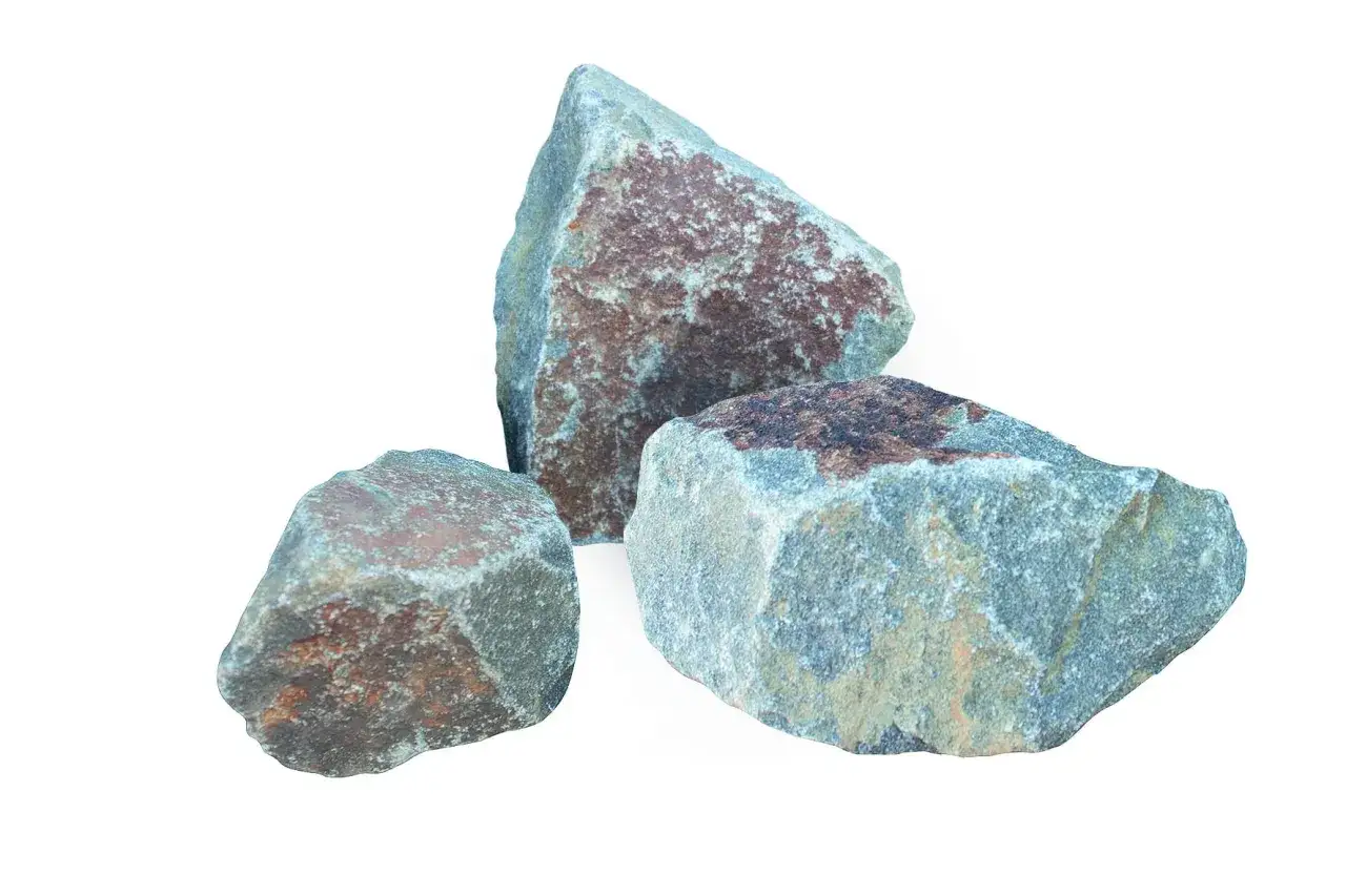 Drei grobe Gesteinsbrocken, die an eine gesteinsarten tabelle erinnern, mit blauen und braunen Sprenkeln.