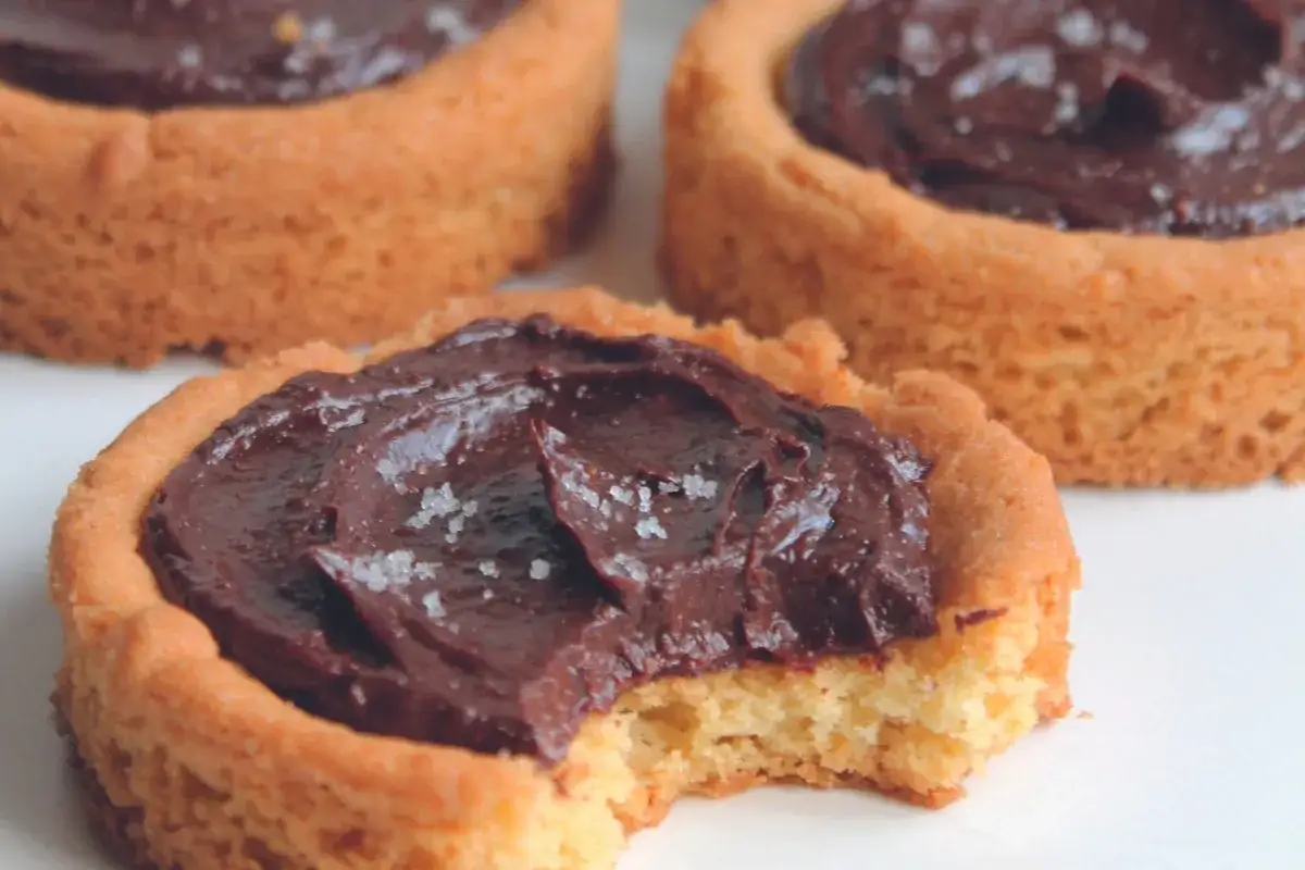 Palets bretons &agrave; la ganache chocolat, une recette gourmande avec une touche de fleur de sel.