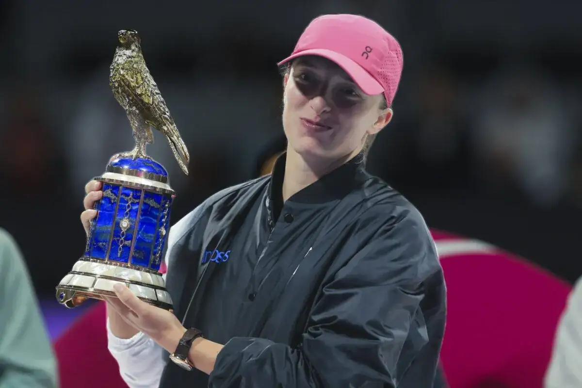 Iga Świątek z pucharem w Dausze, marząc o kolejnych sukcesach w drabince WTA Doha 2026.
