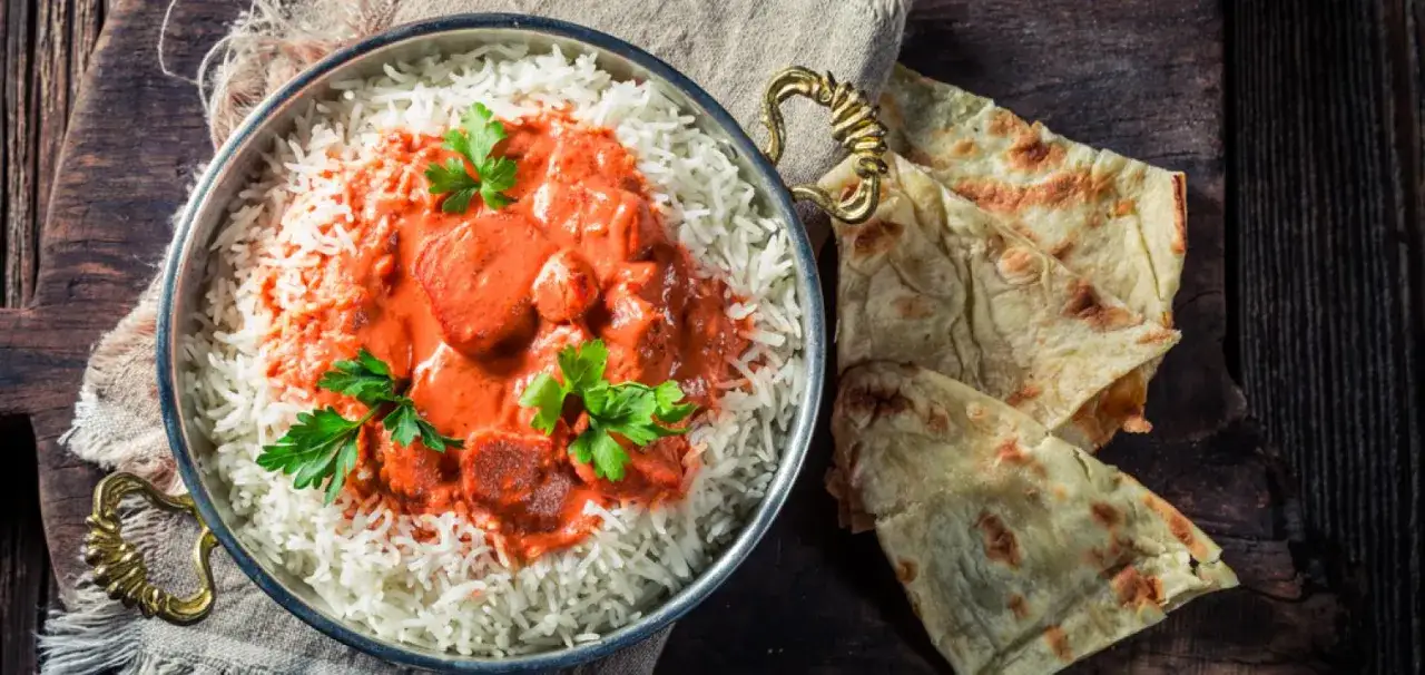 indyjski posiłek z kurczakiem tandoori ryżem i naan