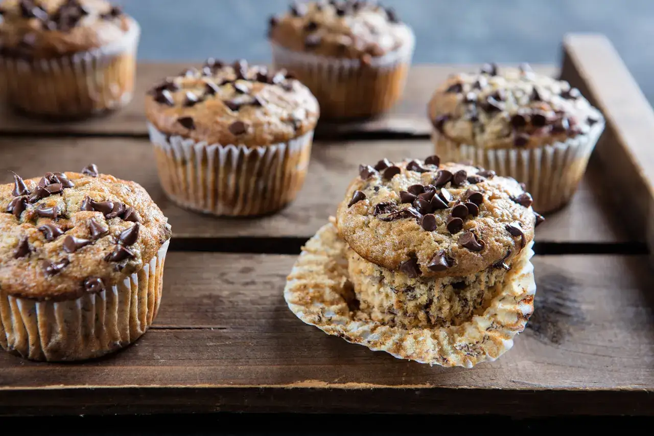 Muffin banana e cioccolato, dolci e soffici, con tante gocce di cioccolato fondente, pronti per essere gustati.