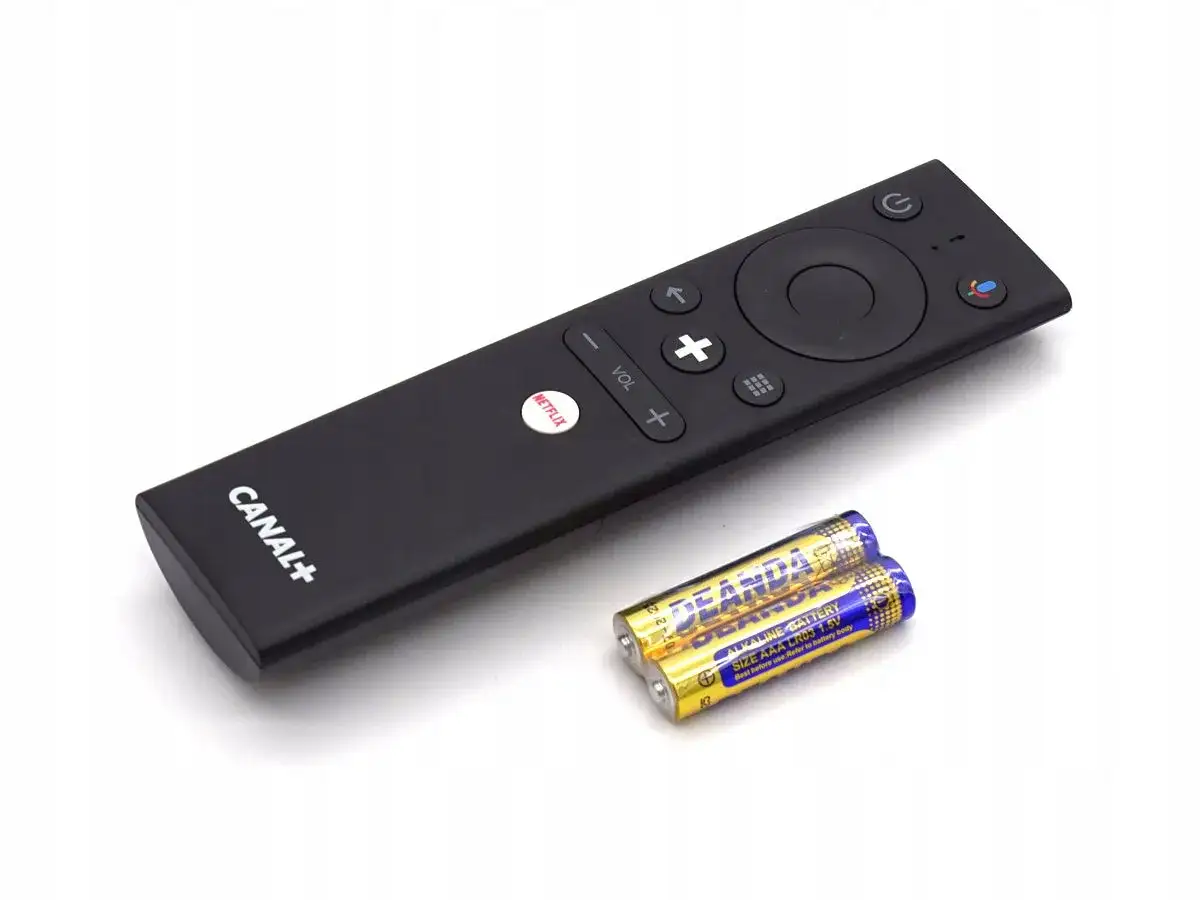 Stary pilot Cyfra+ i nowy pilot Canal+ obok siebie