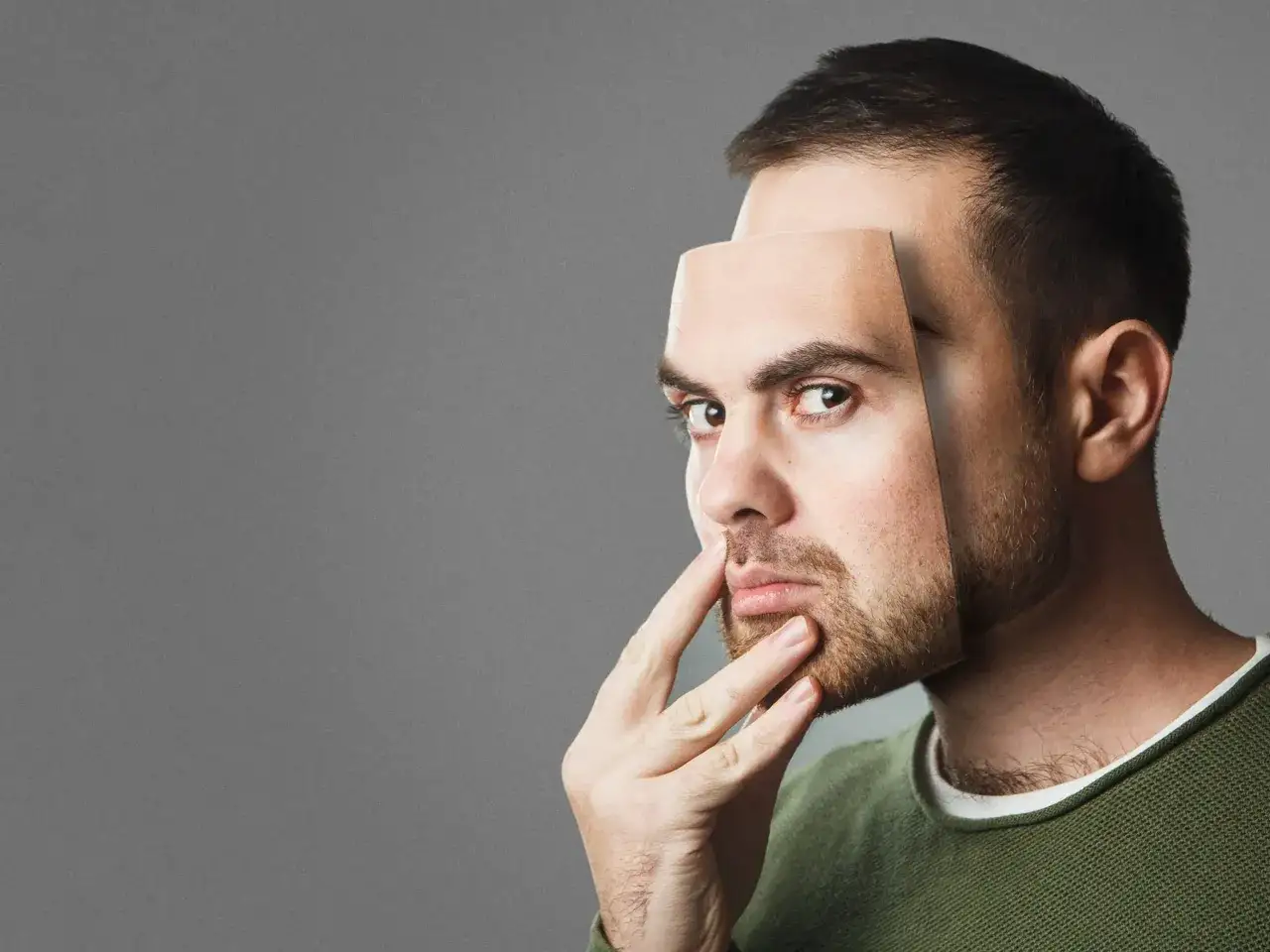 Man trekt een masker van zijn gezicht, wat de verborgen aard van narcisme symboliseert. De gemiddelde duur van een relatie met een narcist is vaak kort.