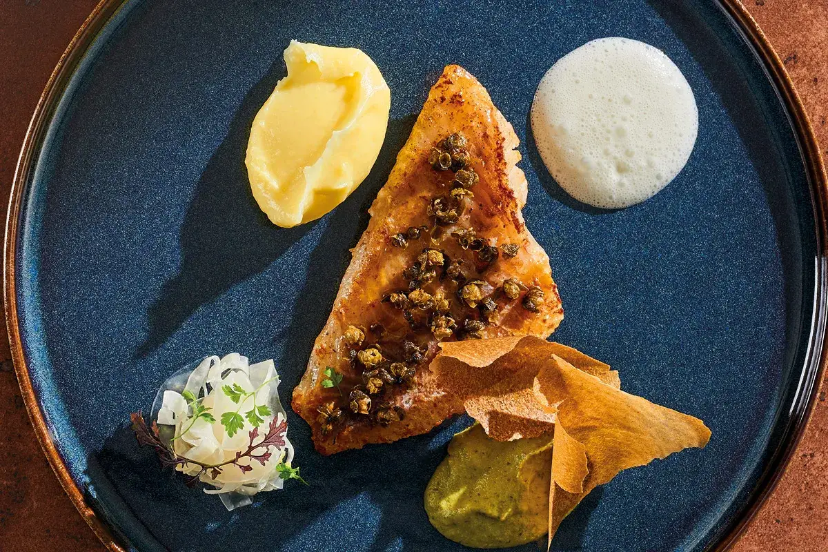 Aksamitny karmazyn z piekarnika, podany z puree, pianką i chrupiącymi chipsami.