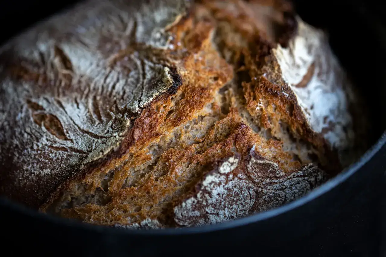Ein knuspriges Sauerteigbrot mit goldbrauner Kruste, perfekt für jedes Sauerteigbrot Rezept.