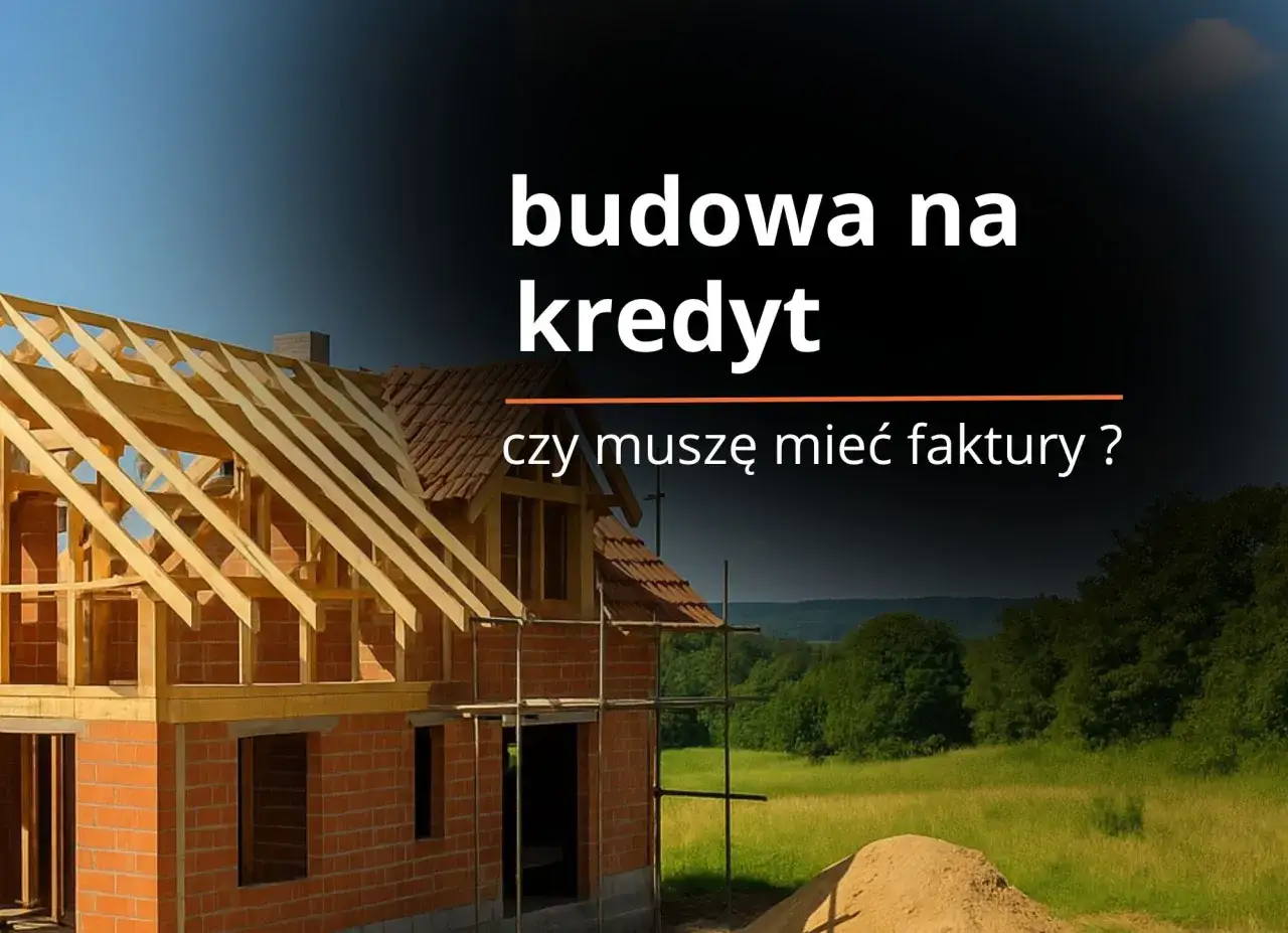 Budowa domu na kredyt. Czy potrzebne są faktury? Widok domu w budowie z drewnianym szkieletem dachu.