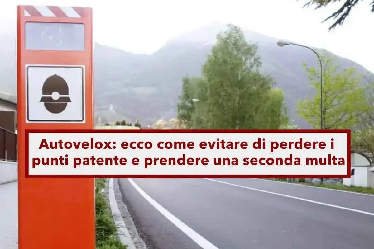 Autovelox arancione con simbolo di limite di velocità. Testo: