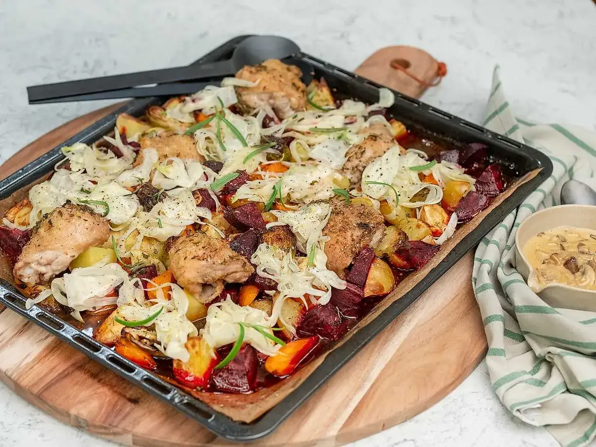En saftig kyckling i ugn med rotfrukter som potatis, r&ouml;dbetor och mor&ouml;tter, toppad med f&auml;nk&aring;l och &ouml;rter. Serveras med en kr&auml;mig svamps&aring;s.