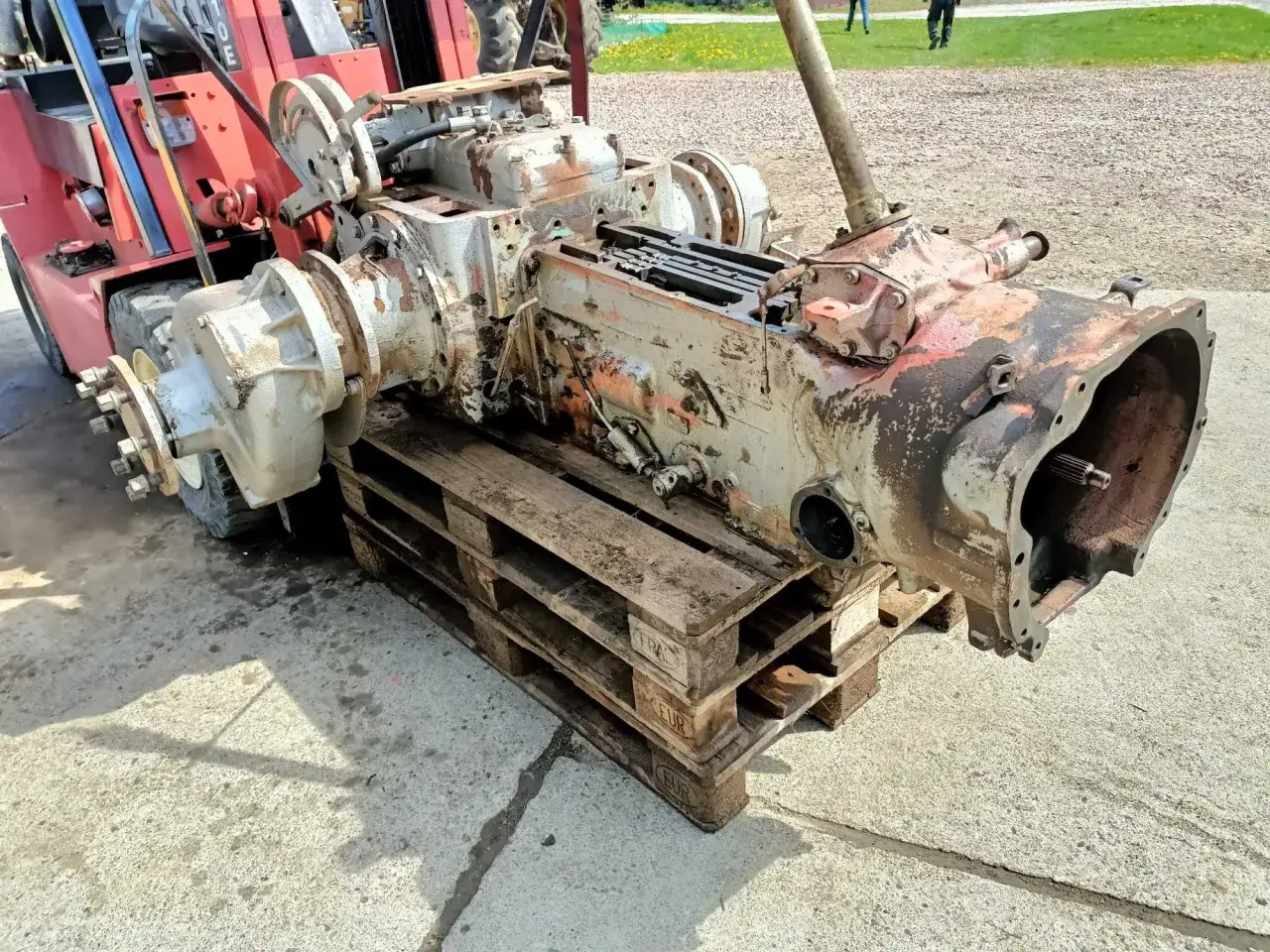 Ciężka skrzynia bieg&oacute;w Ursusa C-360 na palecie, gotowa do montażu. Dowiedz się, jak odblokować biegi w C360.