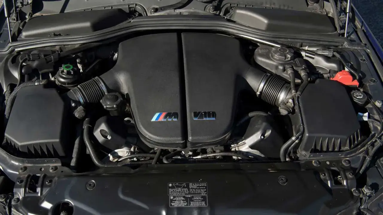 Silnik BMW M5 V10 z charakterystycznym logo M i oznaczeniem V10.