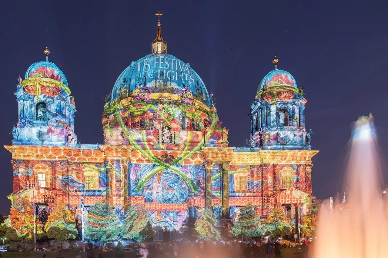 Bunte Lichtprojektionen auf dem Berliner Dom beim Festival of Lights. Eine beeindruckende Tour durch die Nacht.