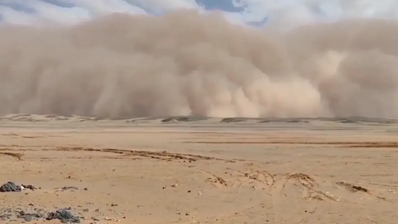 Una tormenta de arena masiva se acerca, creando una impresionante **contaminaci&oacute;n natural** en el desierto.