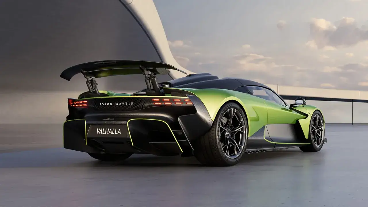 Aston Martin Valhalla w jaskrawozielonym kolorze, z masywnym skrzydłem i agresywnym dyfuzorem, gotowy do podboju toru.