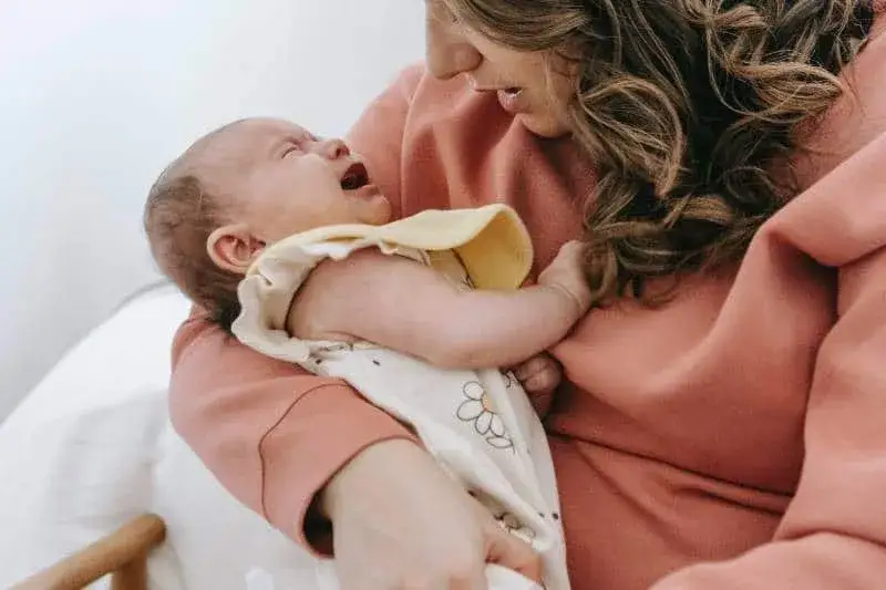 Zdjęcie Objawy Syndromu Dziecka Potrząsanego: Kluczowe sygnały, kt&oacute;re musisz znać