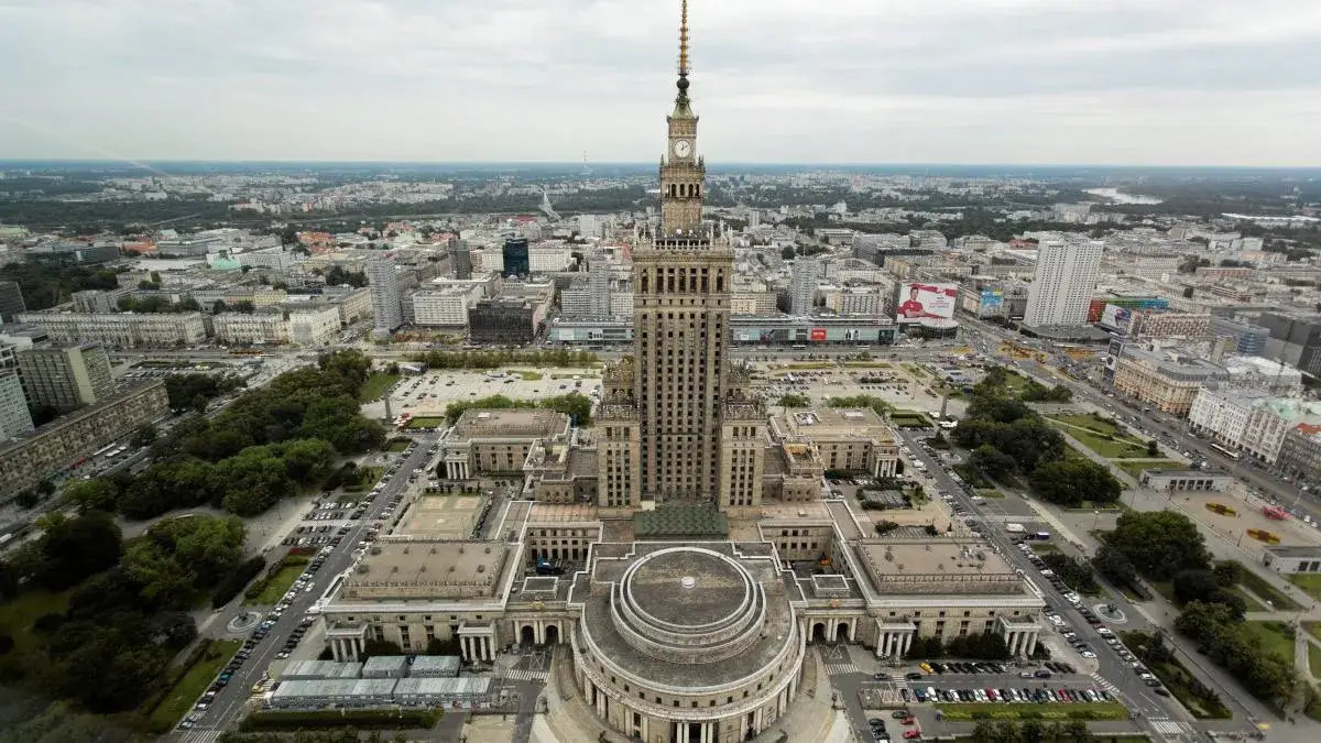 Zdjęcie Kto wybudował pałac kultury w Warszawie i dlaczego jest ważny?