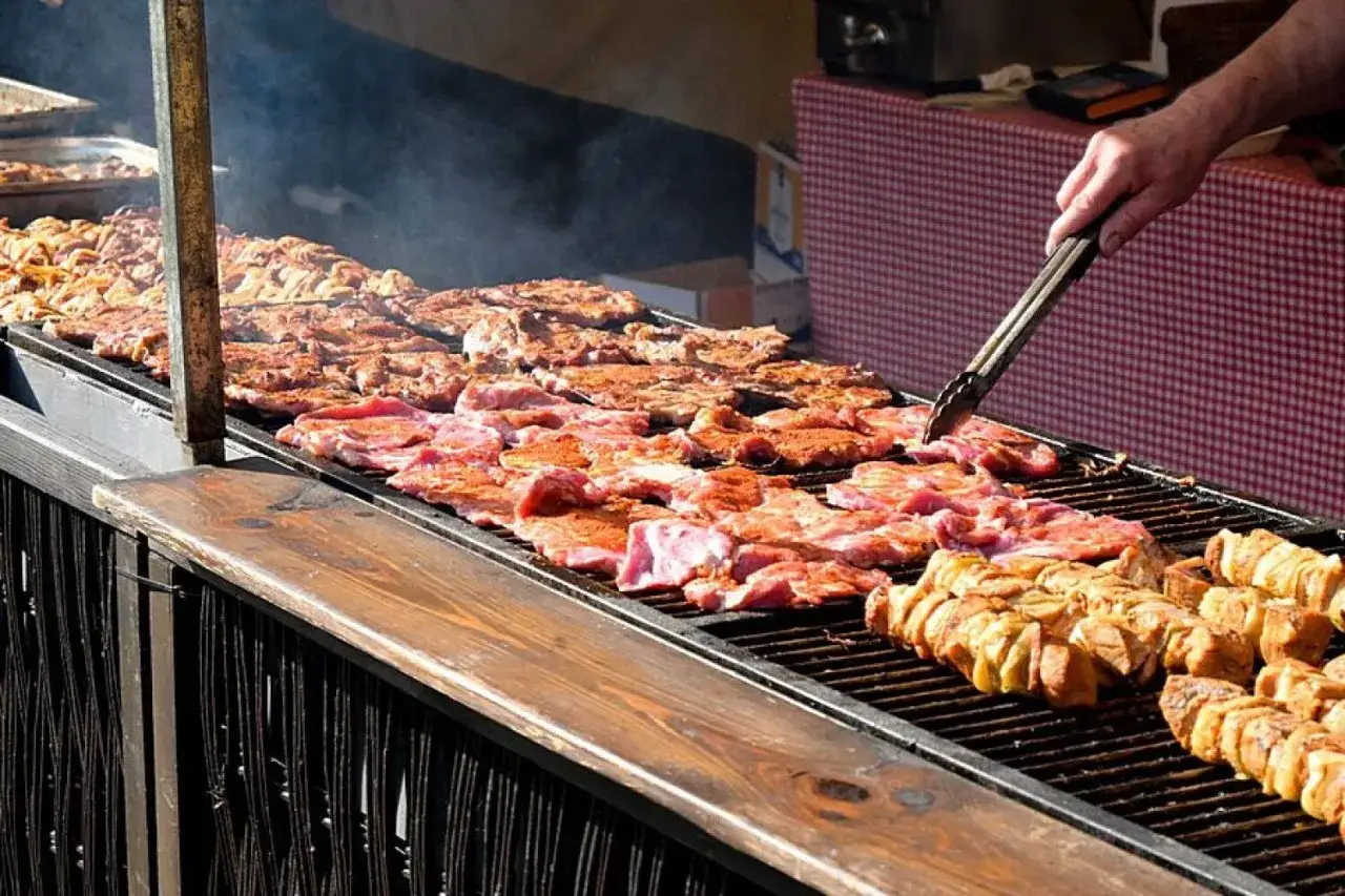 Zdjęcie Gdzie zjeść w pobliżu Zamku Książ? Najlepsze restauracje i atrakcje