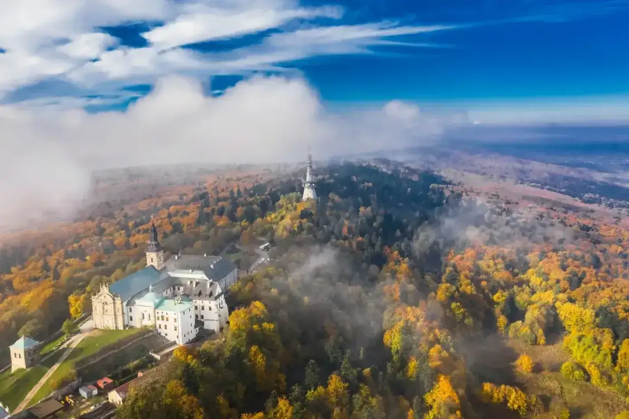 Jesienna trasa na Święty Krzyż. Klasztor na tle kolorowych lasów i mgieł.
