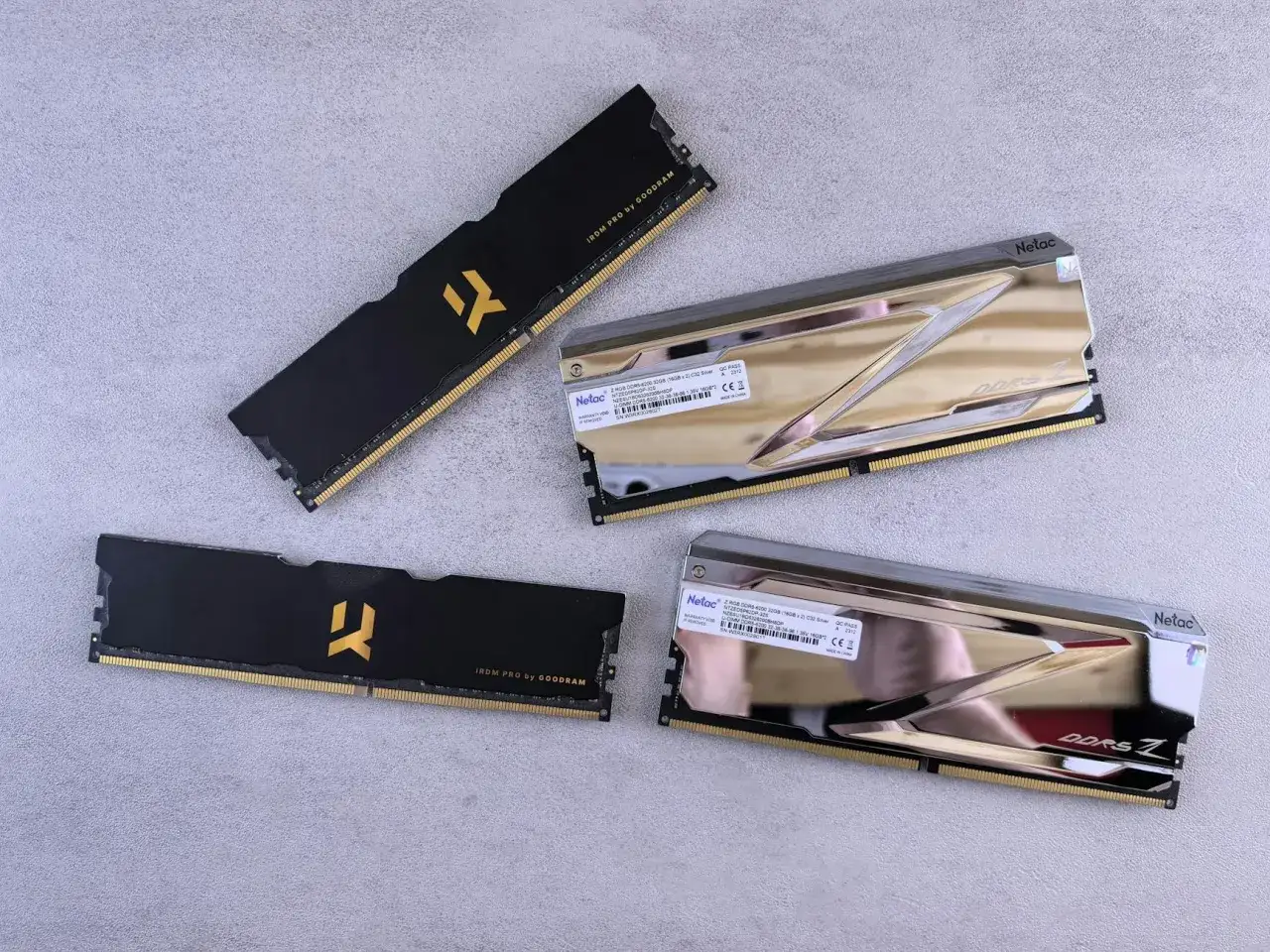 Dwa czarne moduły IRDM PRO i dwa srebrne Netac DDR5 - oto ile ram do laptopa można zobaczyć na zdjęciu.