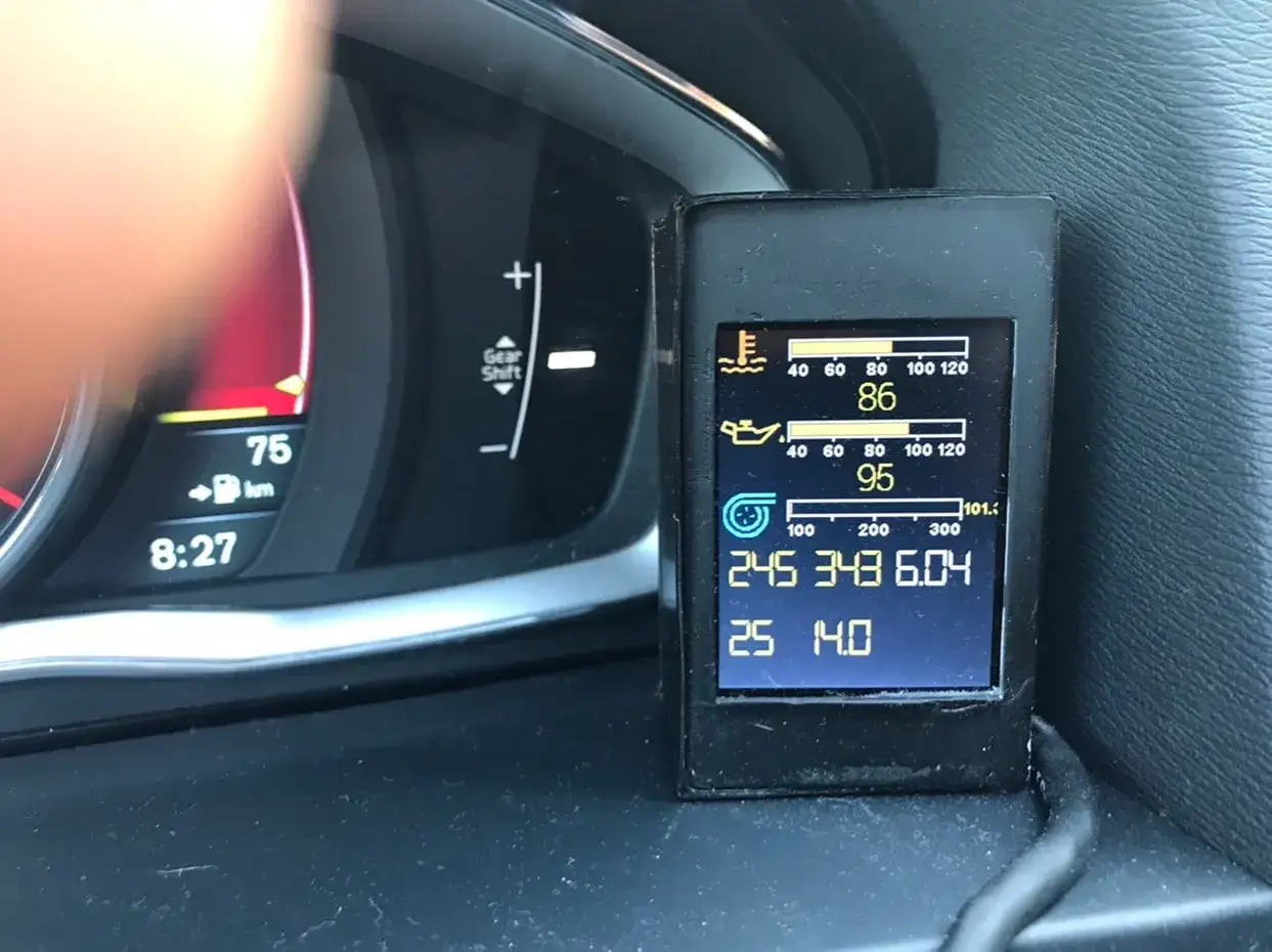 Wskaźniki w Volvo V50 pokazują temperaturę silnika 86°C i oleju 95°C. Samochód słabo przyspiesza, co może być związane z tymi parametrami.
