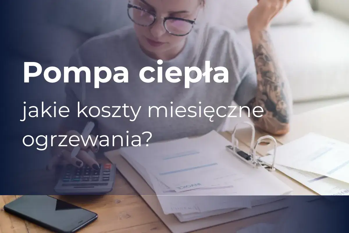 Kobieta z tatuażem na ręce liczy na kalkulatorze, analizując rachunki. Tekst: